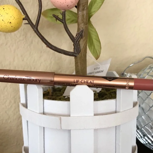 Charlotte Tilbury Lip Cheat in Pillow Talk - Picture 3 of 4